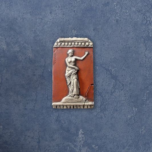 Venere, scultura in terrecotta dipinta in rosso