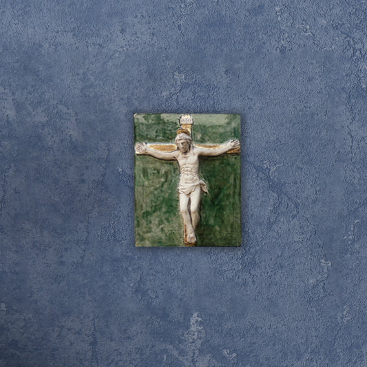 Crocefisso, scultura in ceramica dipinta e dorata