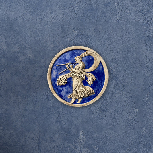 Menade con il flauto doppio, scultura in ceramica dipinta in blu