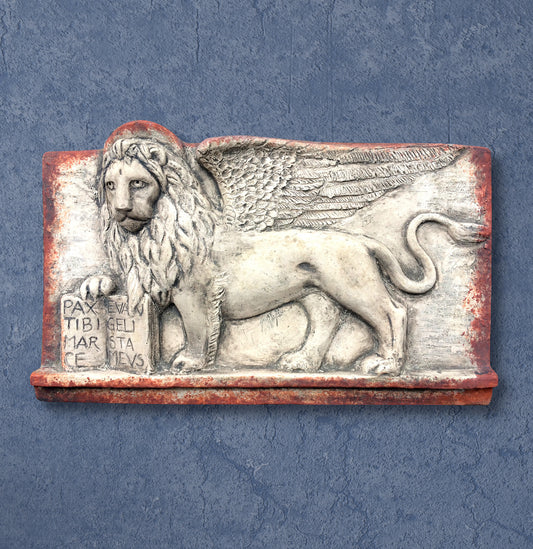 Leone di San Marco Andante Grande, con Libro. Scultura in Terracotta