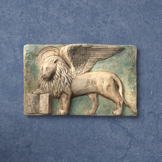 Il Leone di San Marco, rilievo in ceramica dipinto a smalto