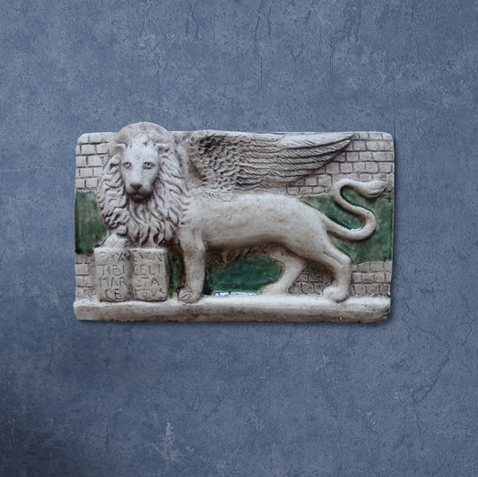 Il Leone di San Marco, andante, con Libro, dipinto a smalto.