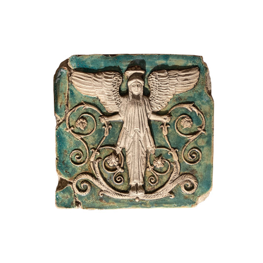 Vittoria, bassorilievo in ceramica dipinta di verde