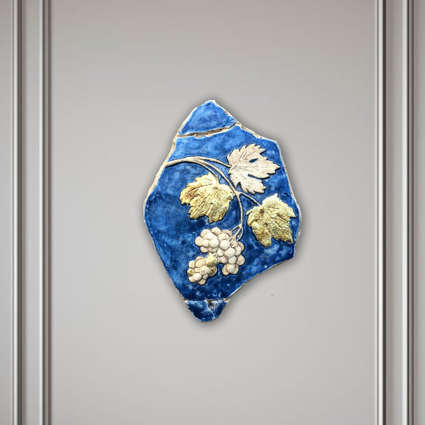 Tralcio d'uva: scultura in ceramica con dorature