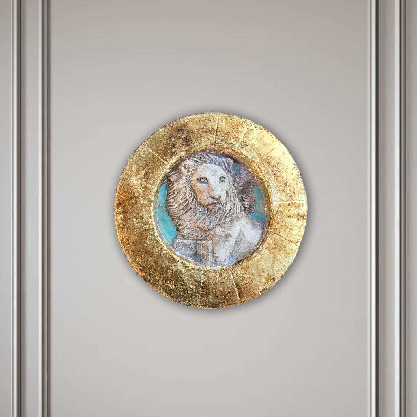 Piccolo Leone di San Marco entro tondo, con cornice dorata.