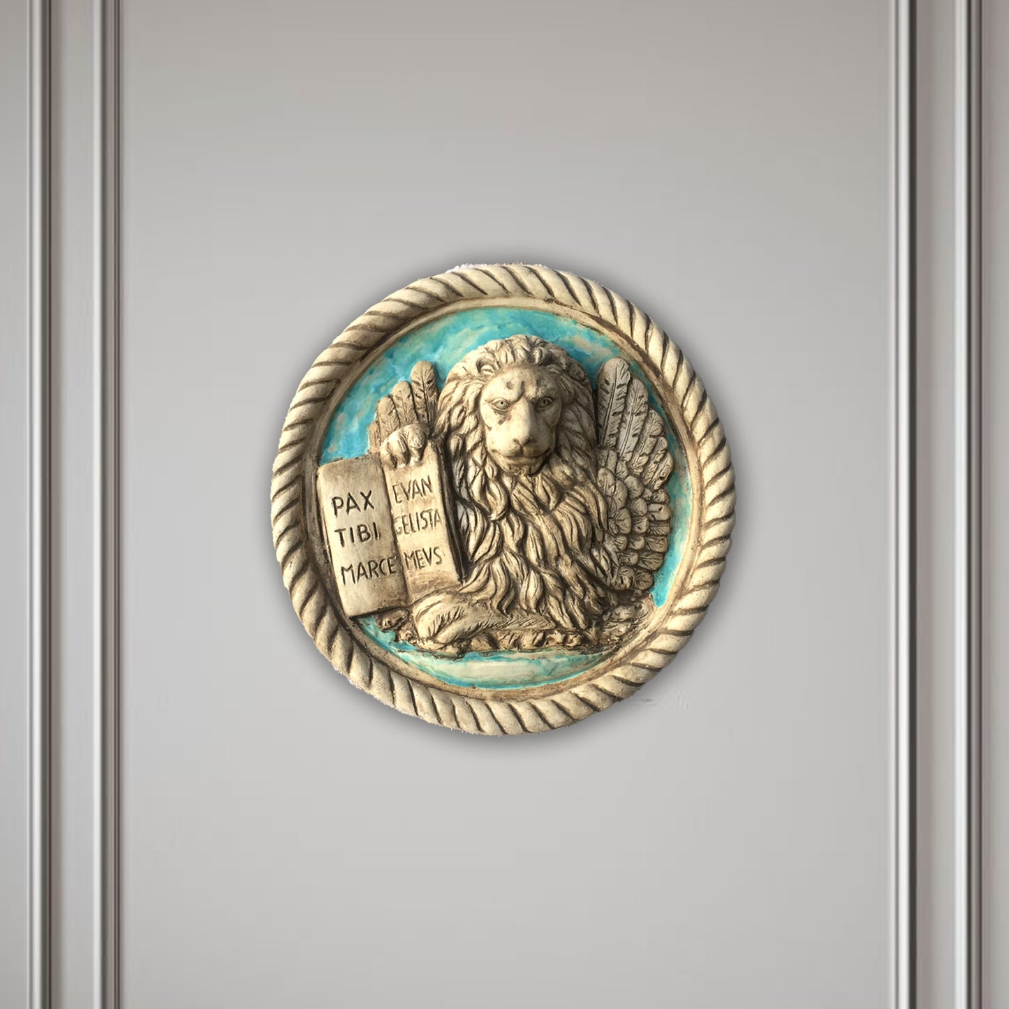 Grande Leone in Moleca: scultura in ceramica dipinta a smalto