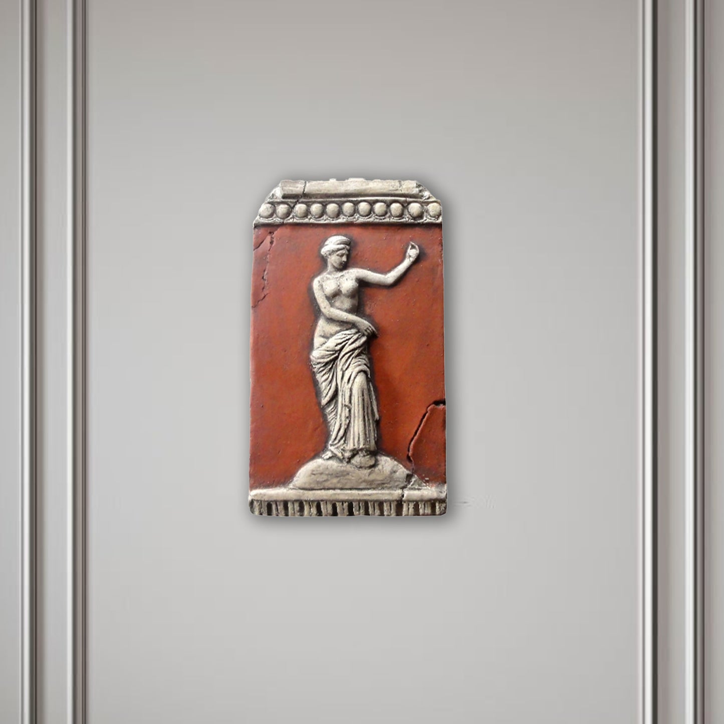 Venere, scultura in terrecotta dipinta in rosso