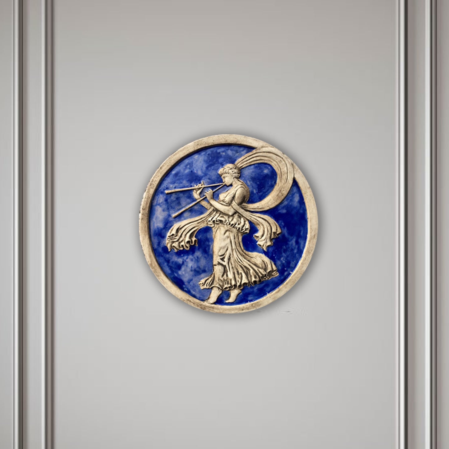 Menade con il flauto doppio, scultura in ceramica dipinta in blu