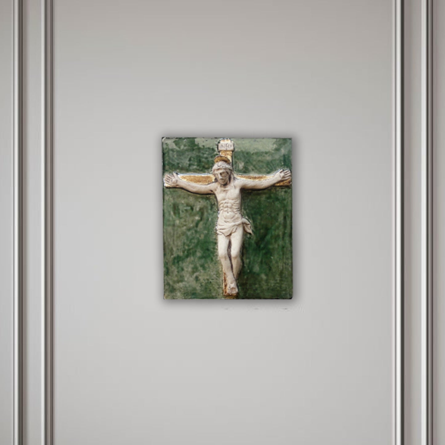 Crocefisso, scultura in ceramica dipinta e dorata