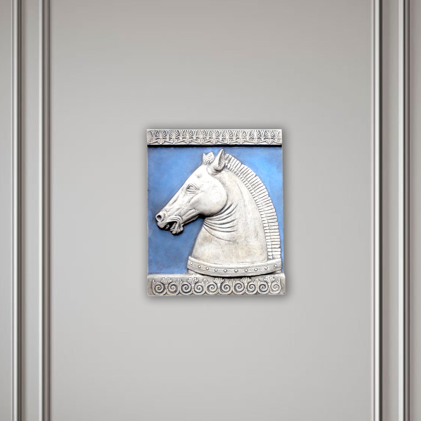 Testa di Cavallo, scultura in terracotta dipinta in azzurro