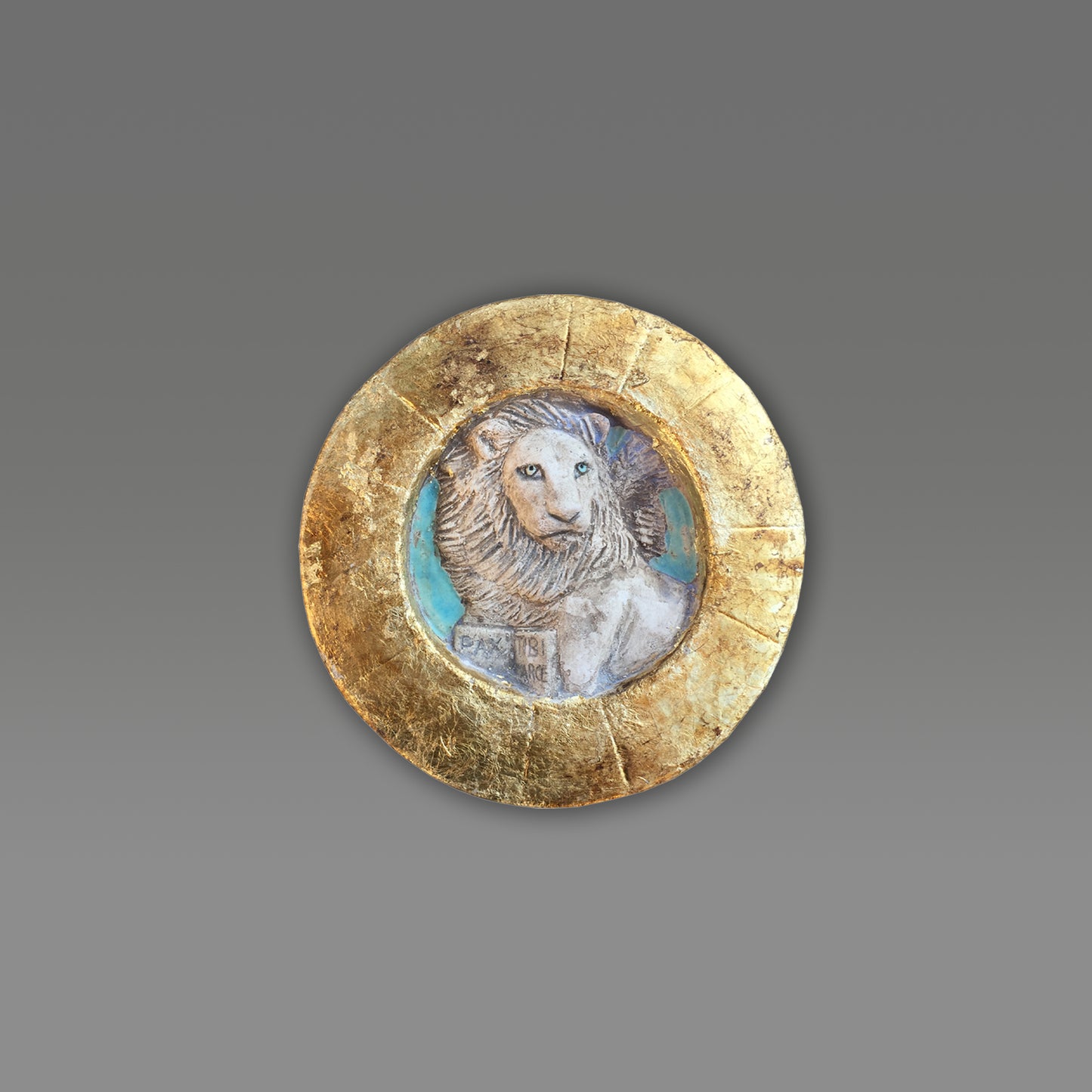 Piccolo Leone di San Marco entro tondo, con cornice dorata.