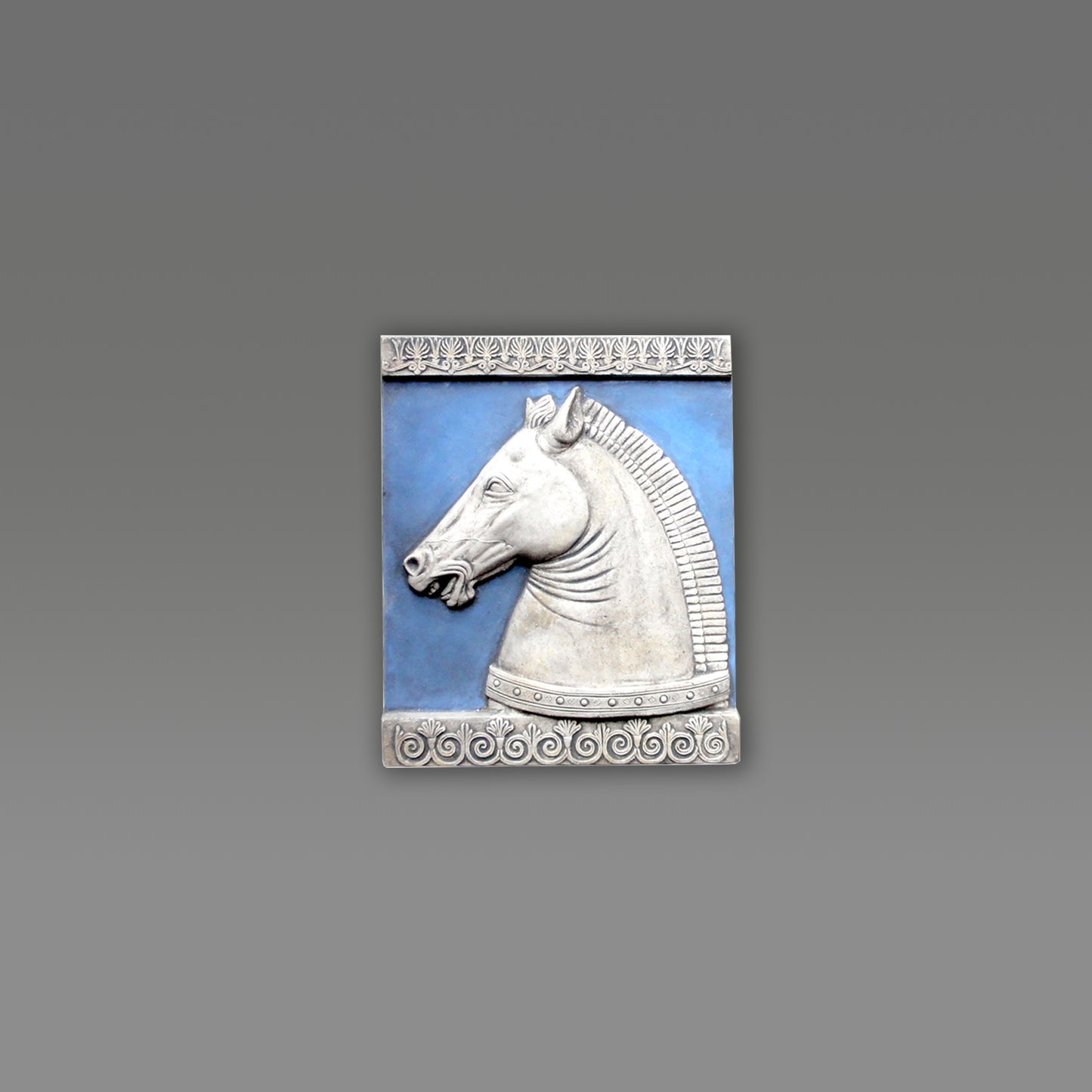 Testa di Cavallo, scultura in terracotta dipinta in azzurro