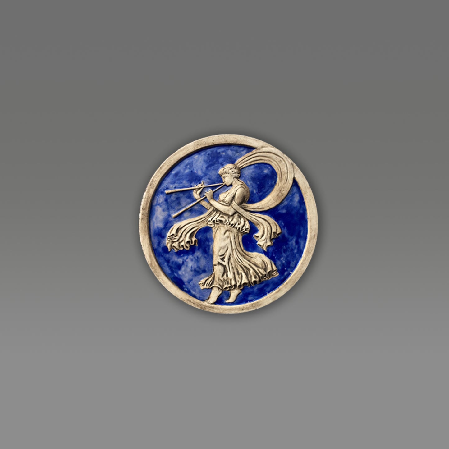 Menade con il flauto doppio, scultura in ceramica dipinta in blu