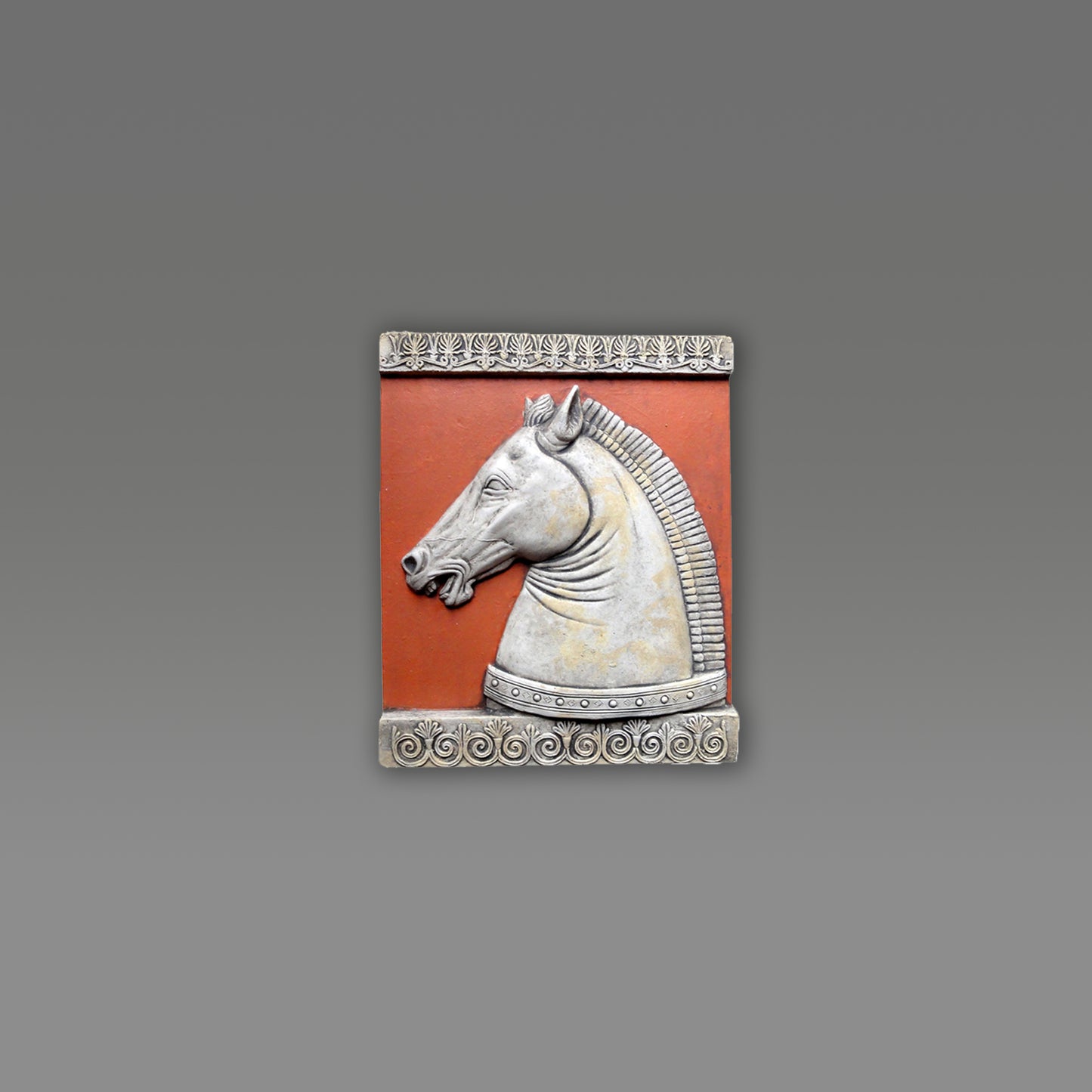 Testa di Cavallo, scultura in terracotta dipinta in rosso