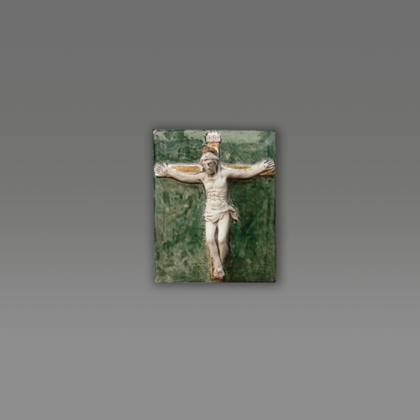 Crocefisso, scultura in ceramica dipinta e dorata