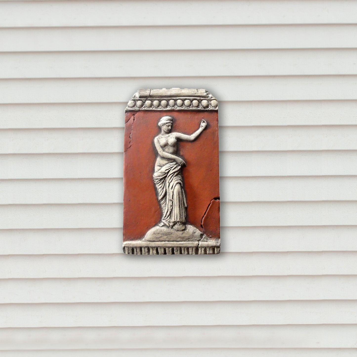Venere, scultura in terrecotta dipinta in rosso
