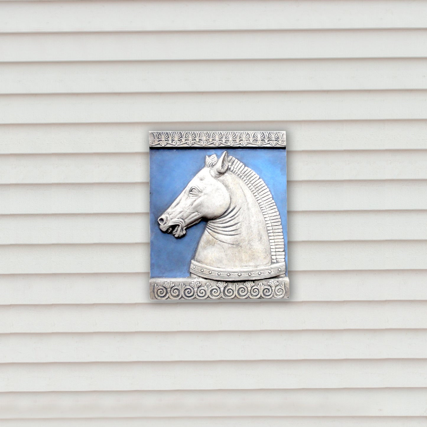 Testa di Cavallo, scultura in terracotta dipinta in azzurro