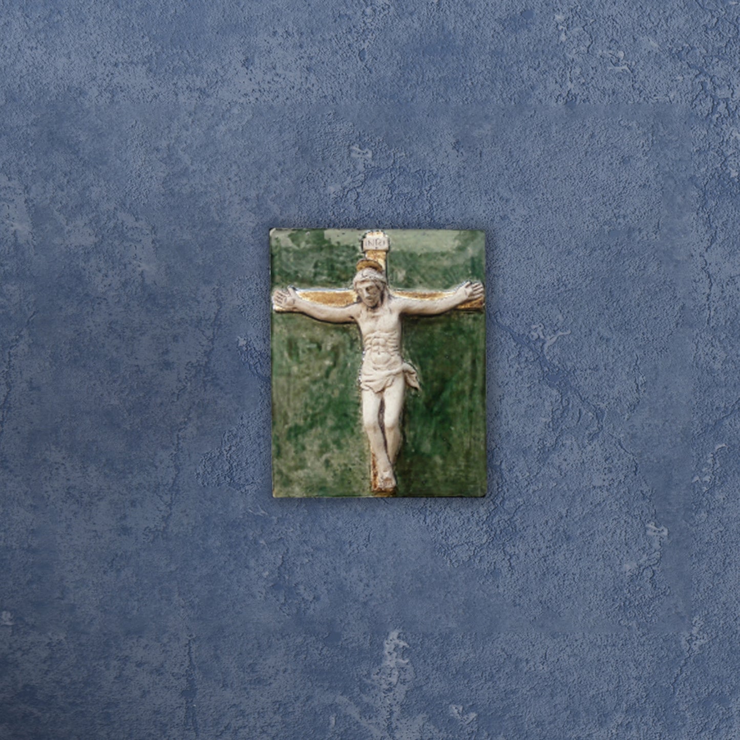 Crocefisso, scultura in ceramica dipinta e dorata