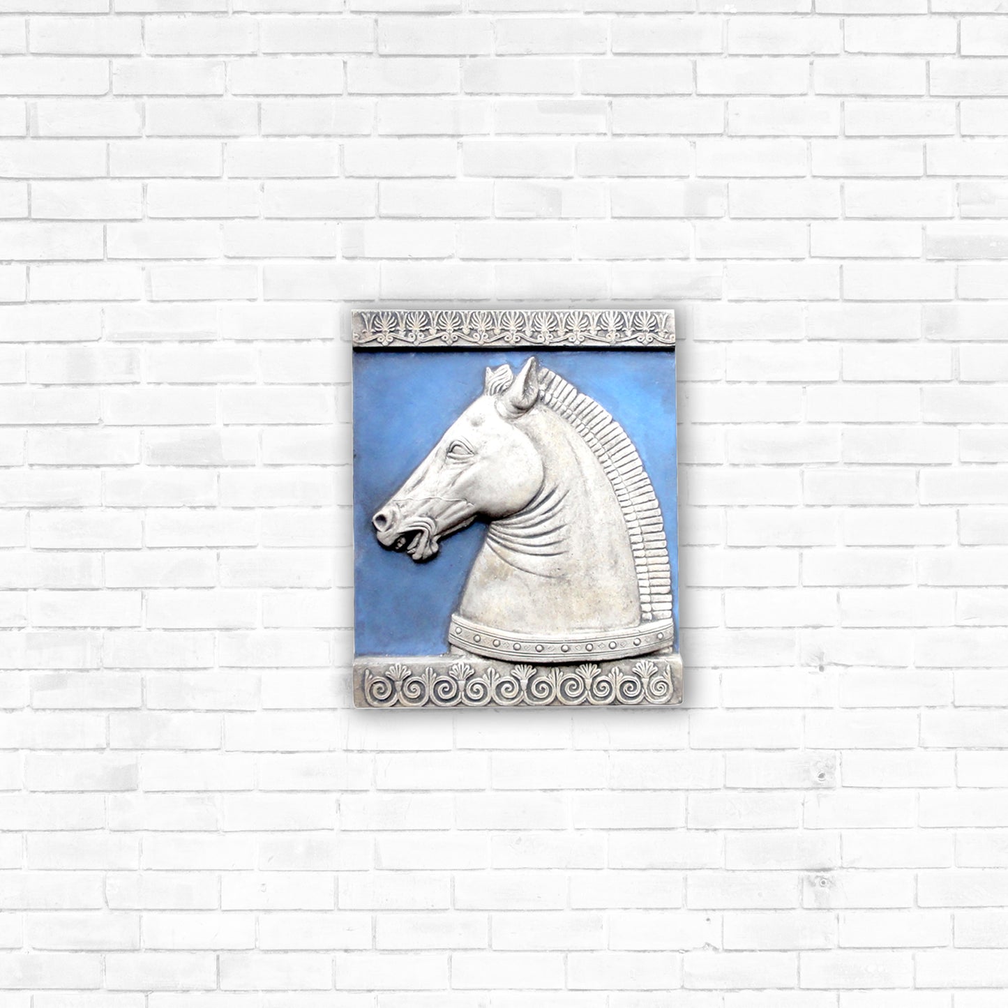 Testa di Cavallo, scultura in terracotta dipinta in azzurro