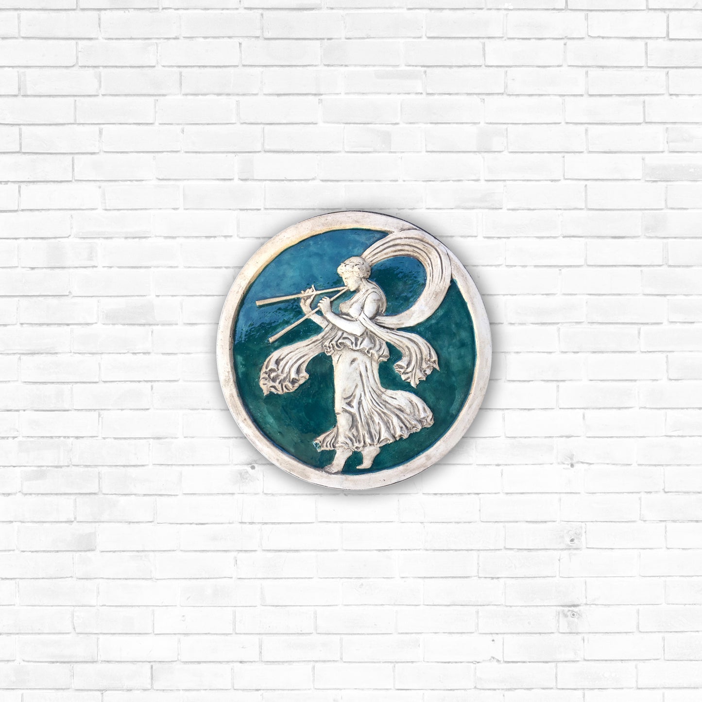 Menade con il flauto doppio, scultura in ceramica dipinta