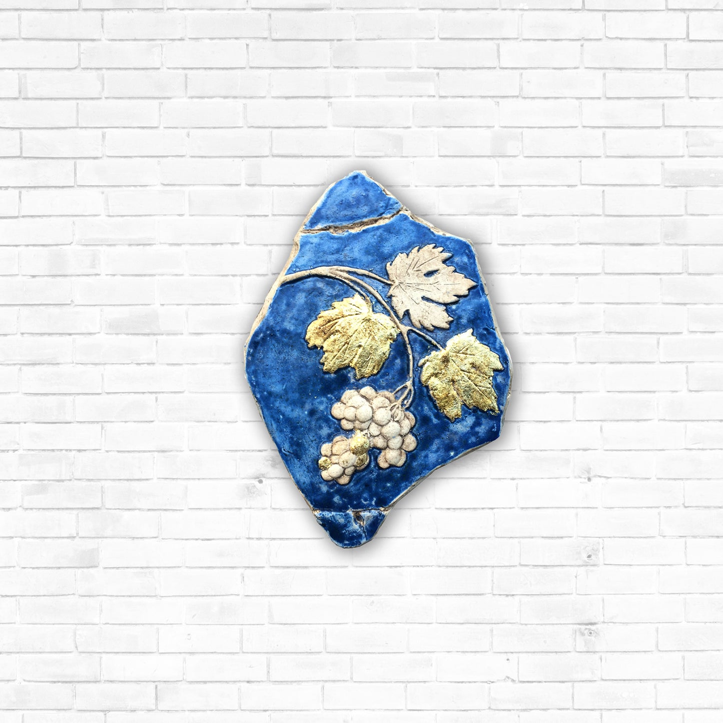 Tralcio d'uva: scultura in ceramica con dorature