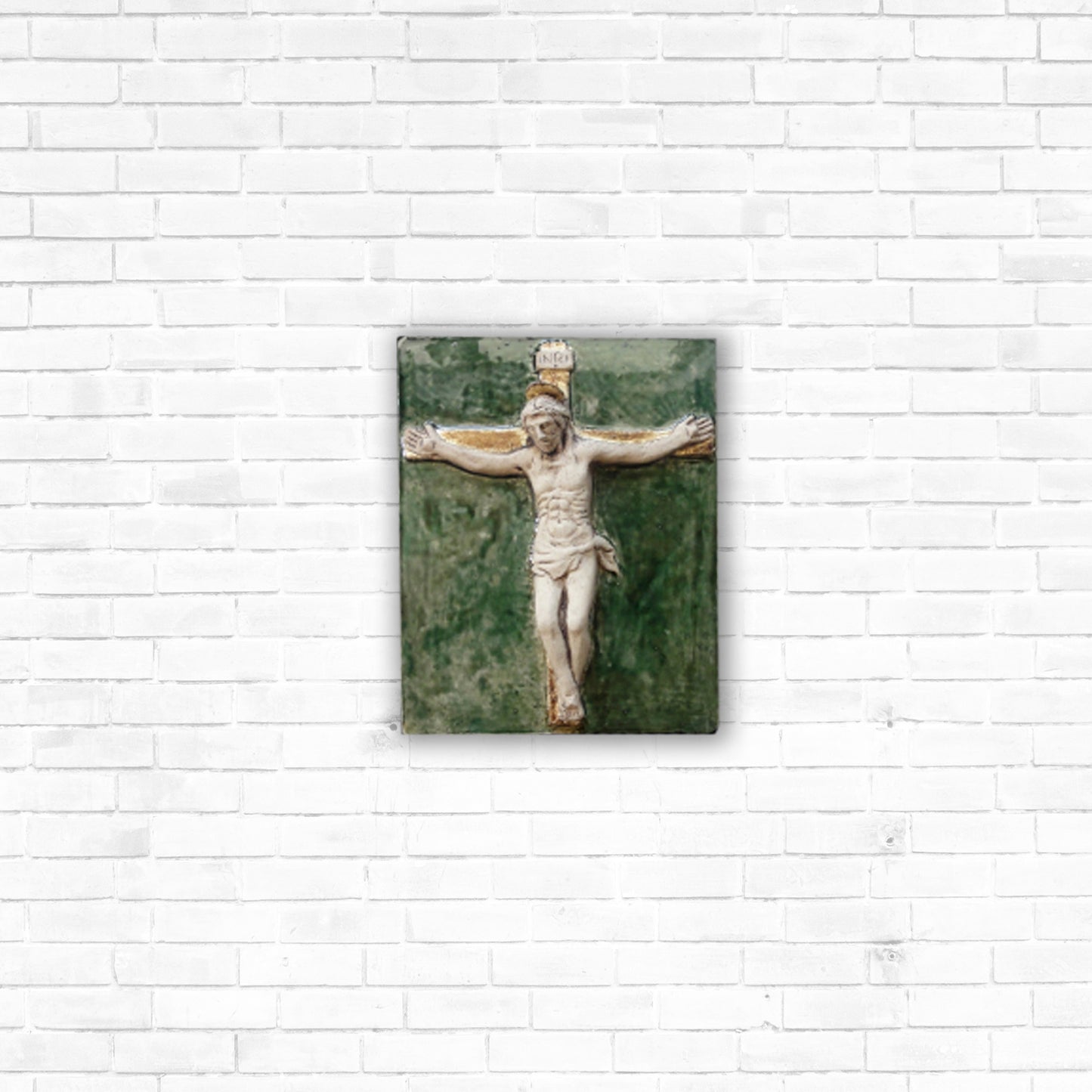 Crocefisso, scultura in ceramica dipinta e dorata