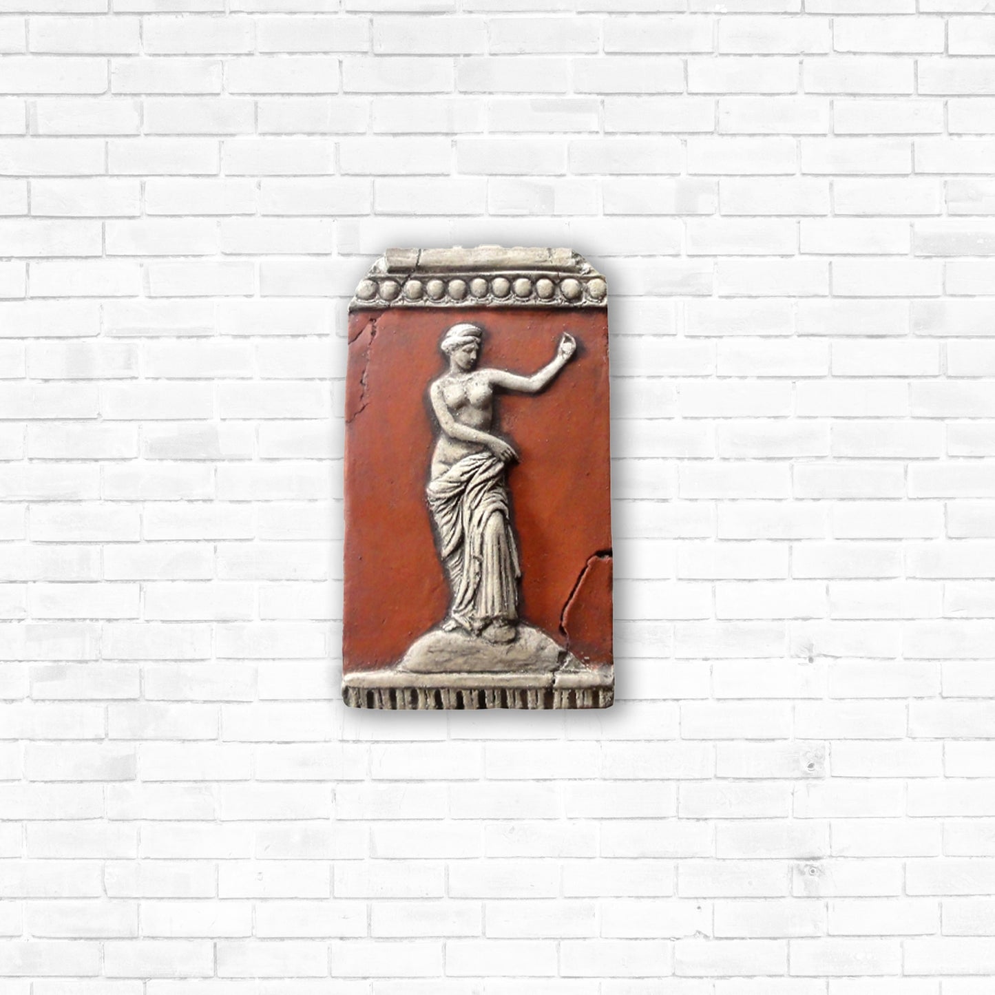 Venere, scultura in terrecotta dipinta in rosso