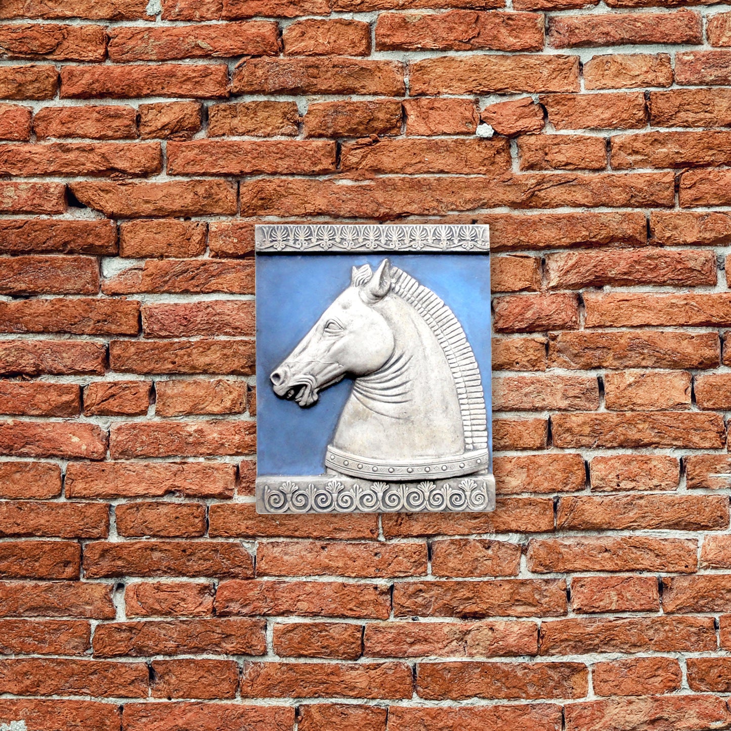 Testa di Cavallo, scultura in terracotta dipinta in azzurro
