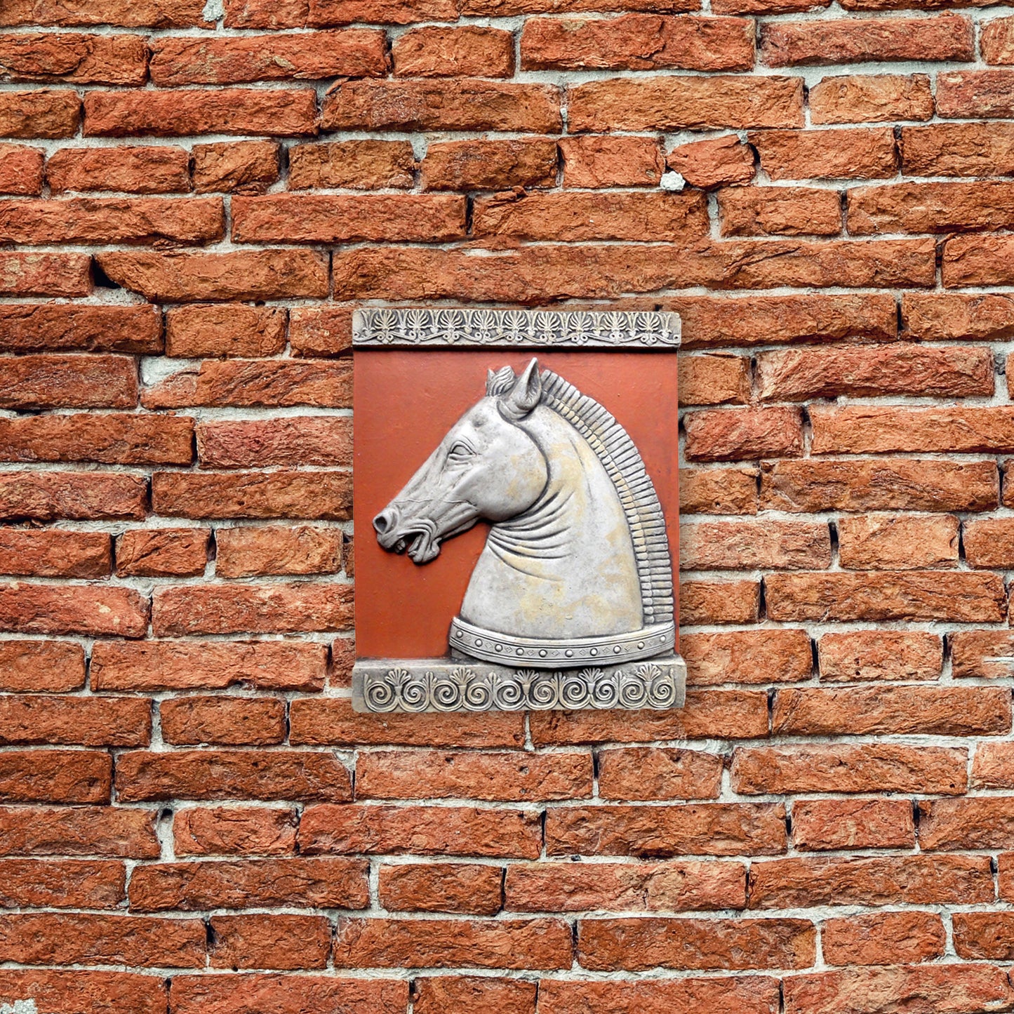 Testa di Cavallo, scultura in terracotta dipinta in rosso
