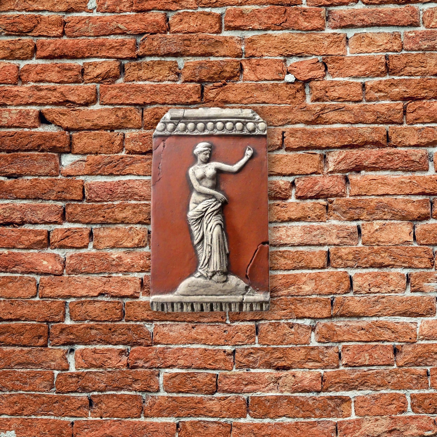 Venere, scultura in terrecotta dipinta in rosso
