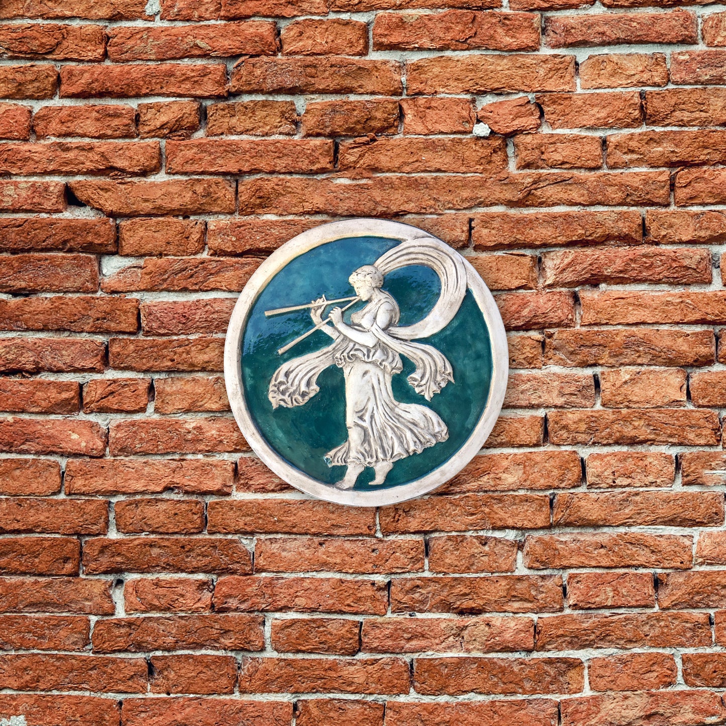 Menade con il flauto doppio, scultura in ceramica dipinta