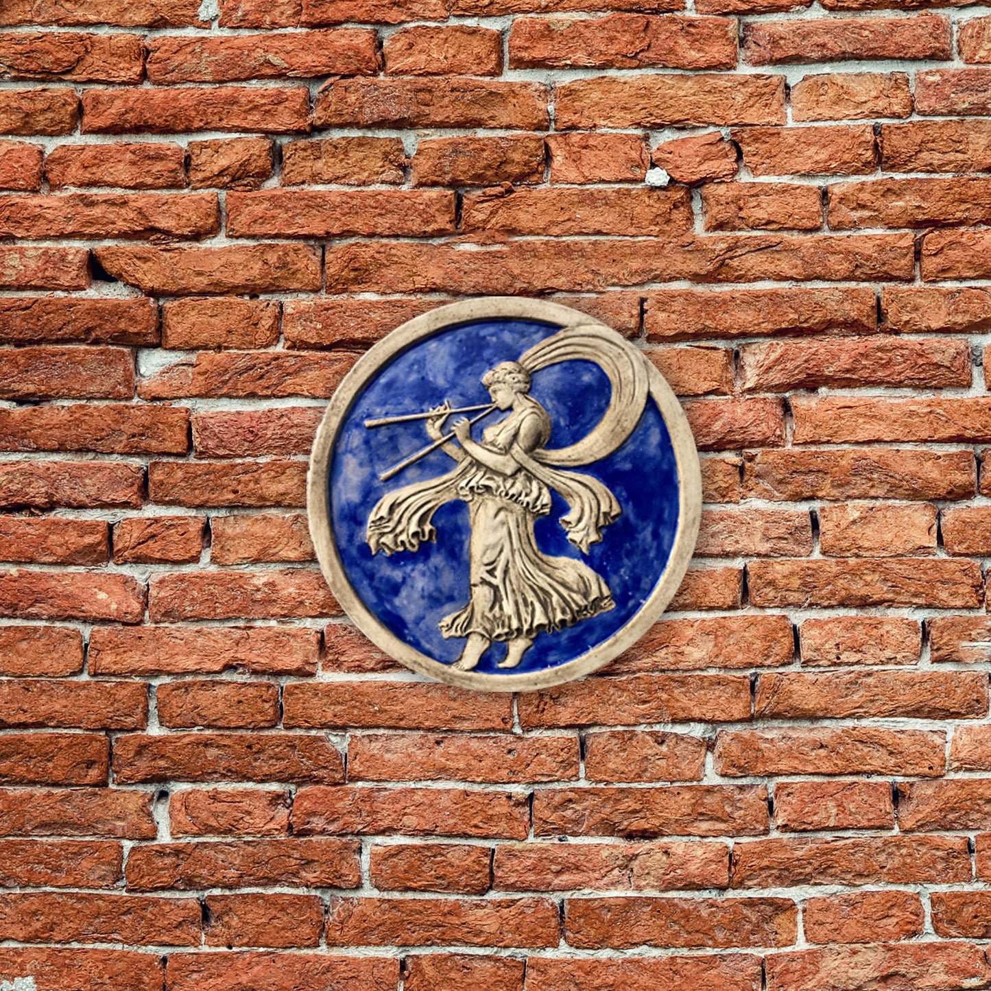 Menade con il flauto doppio, scultura in ceramica dipinta in blu