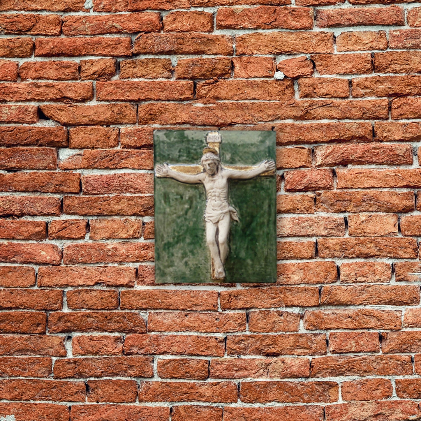 Crocefisso, scultura in ceramica dipinta e dorata