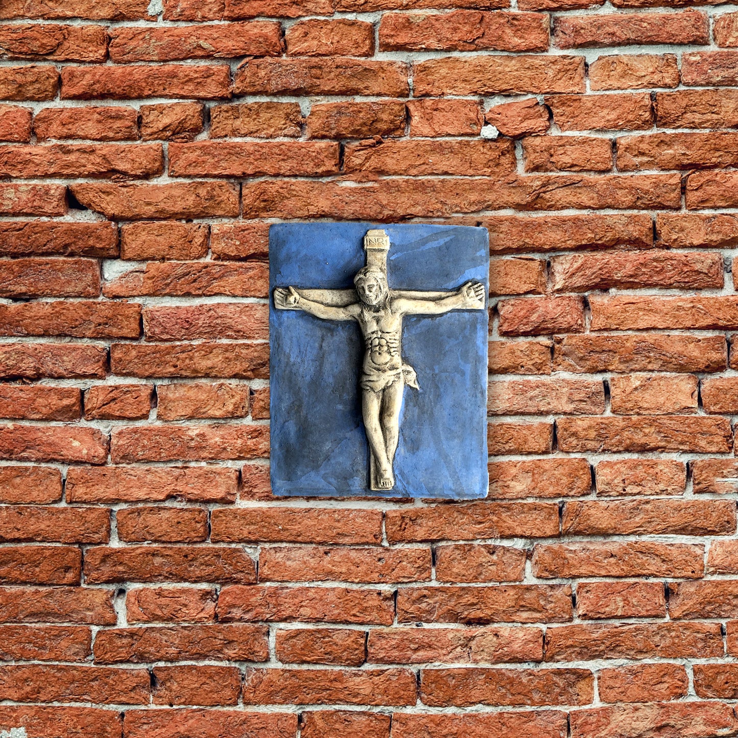 Crocefisso. scultura in terracotta dipinta