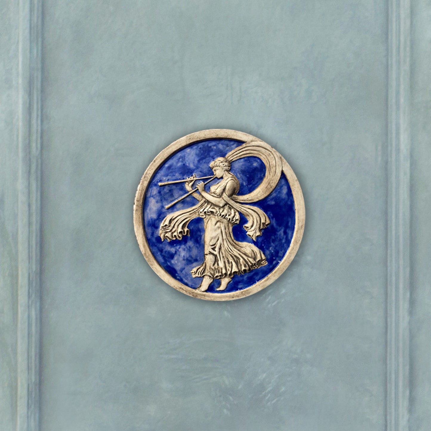 Menade con il flauto doppio, scultura in ceramica dipinta in blu