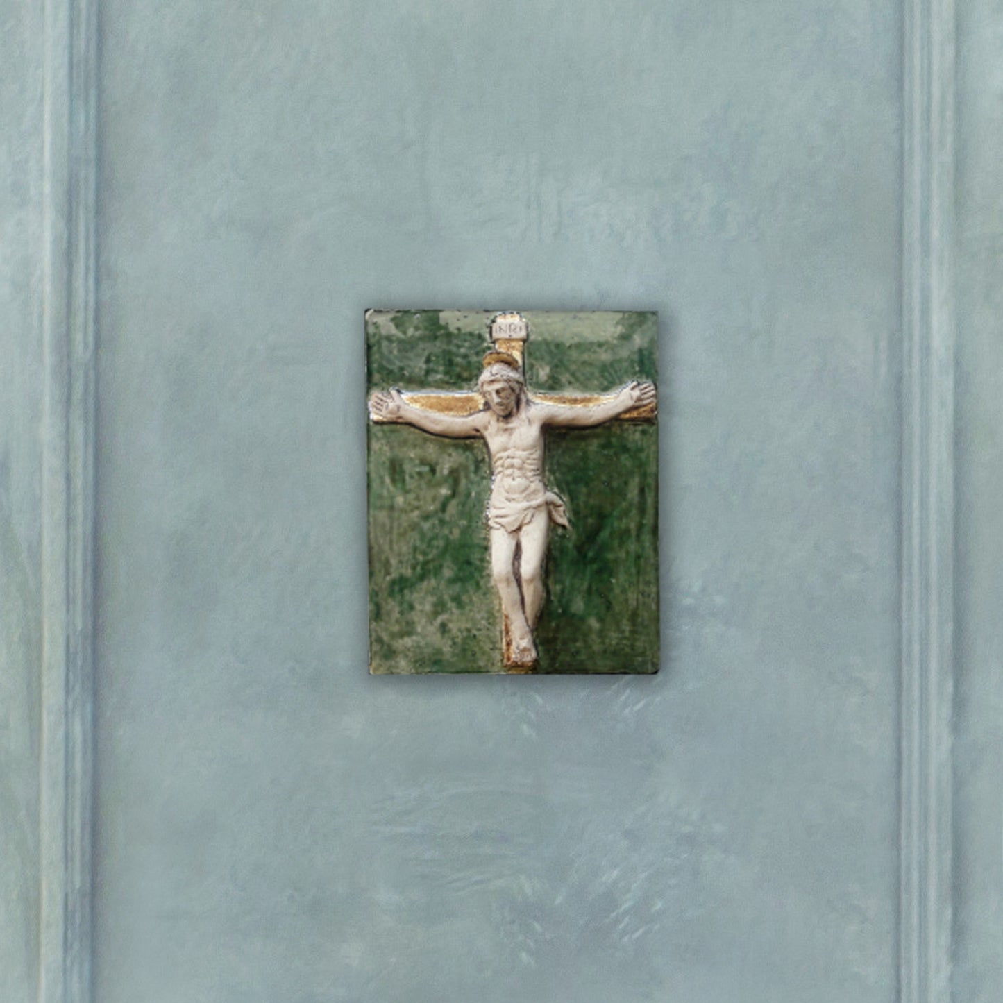 Crocefisso, scultura in ceramica dipinta e dorata