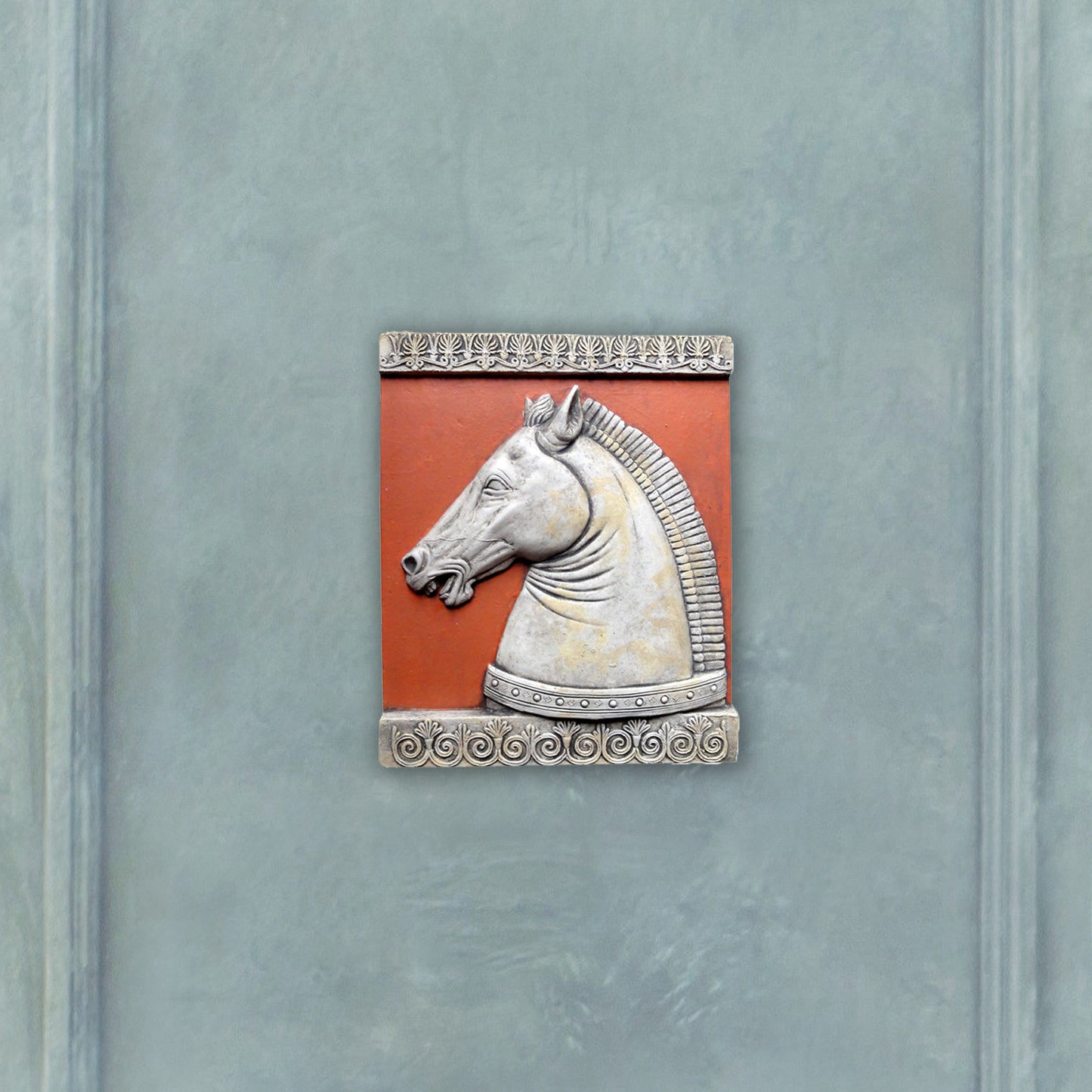 Testa di Cavallo, scultura in terracotta dipinta in rosso