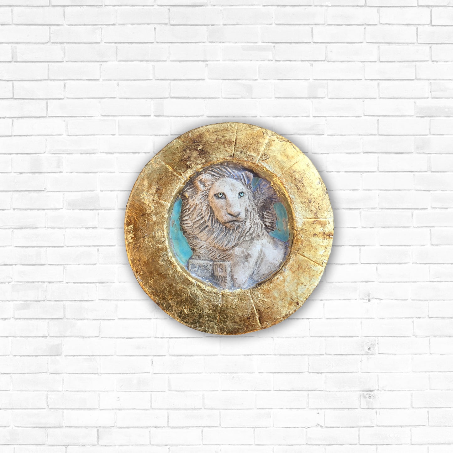 Piccolo Leone di San Marco entro tondo, con cornice dorata.