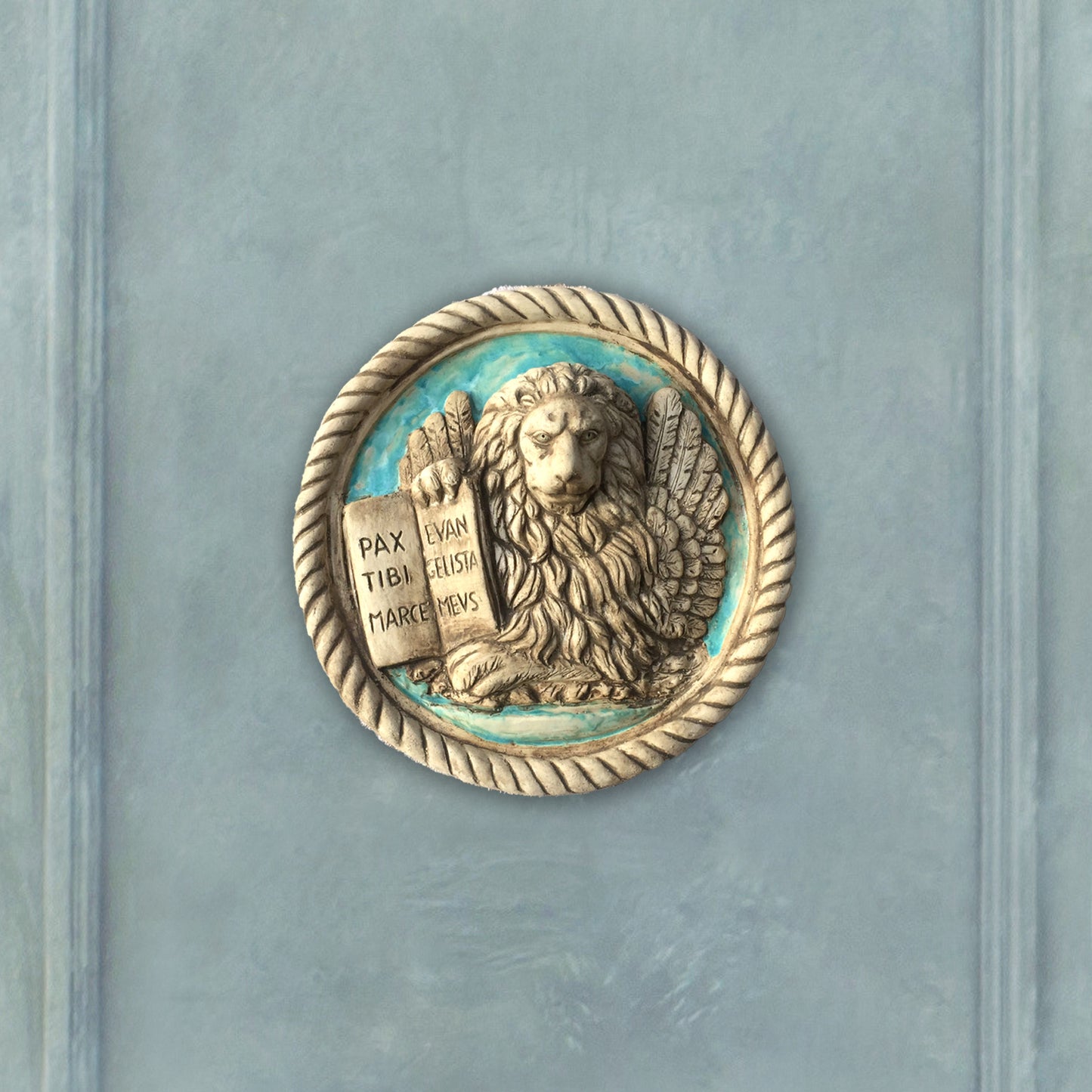 Grande Leone in Moleca: scultura in ceramica dipinta a smalto