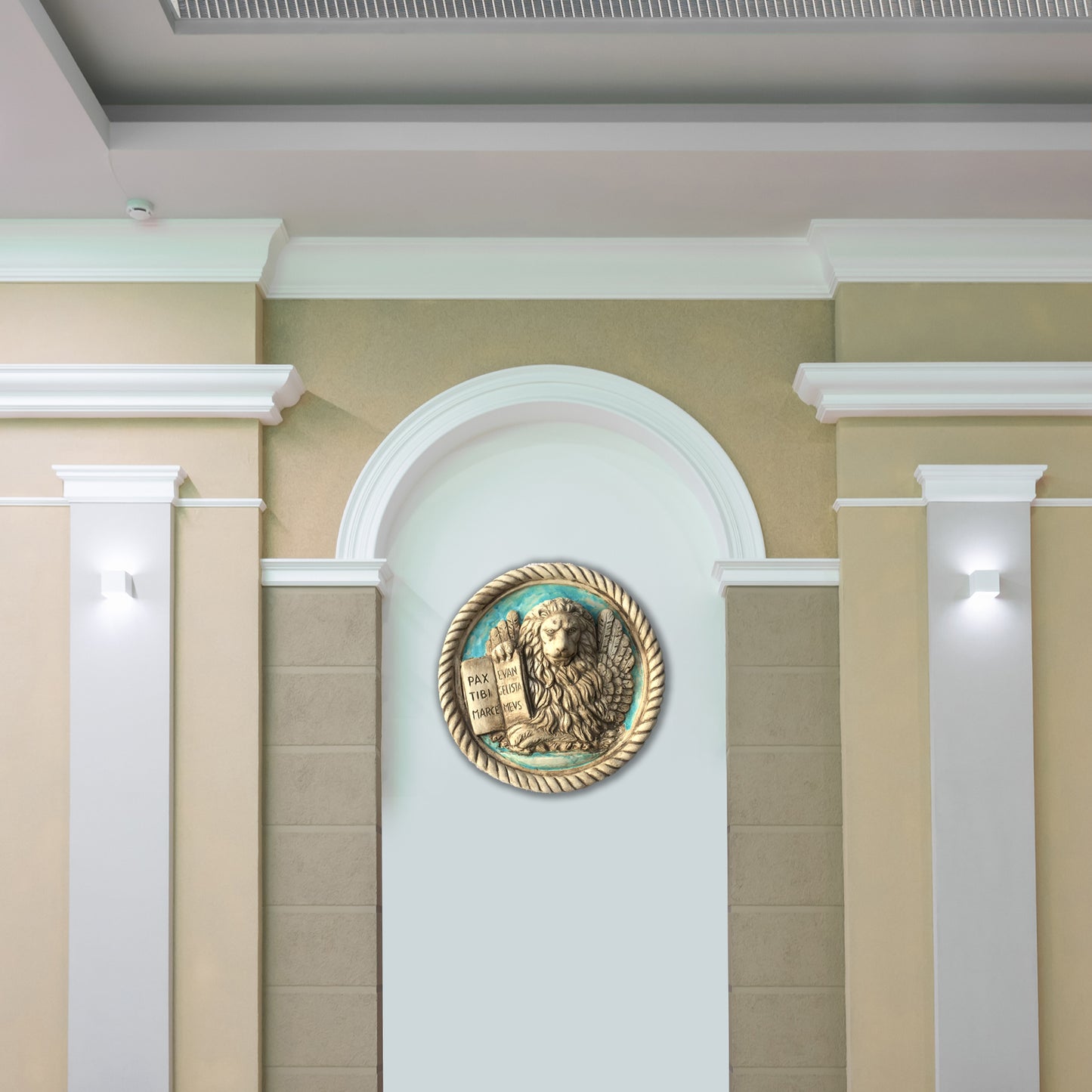 Grande Leone in Moleca: scultura in ceramica dipinta a smalto