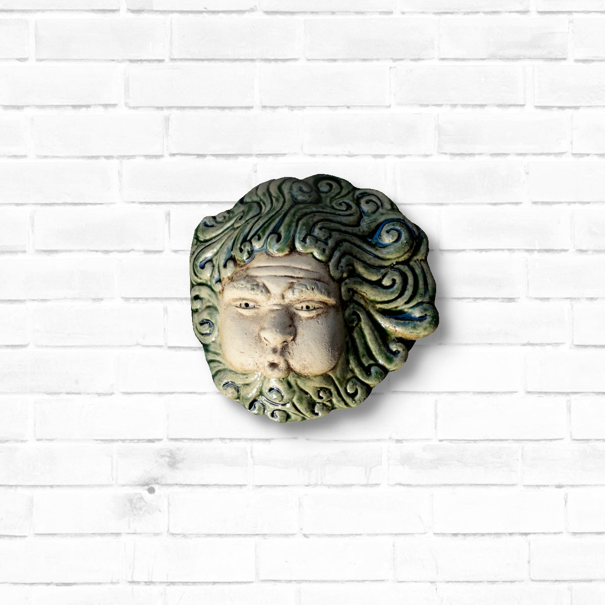 Piccolo Eolo, scultura in ceramica dipinta