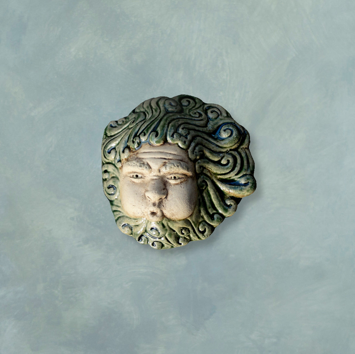 Piccolo Eolo, scultura in ceramica dipinta