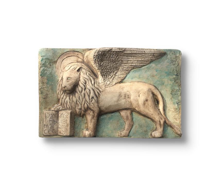 Il Leone di San Marco, rilievo in ceramica dipinto a smalto