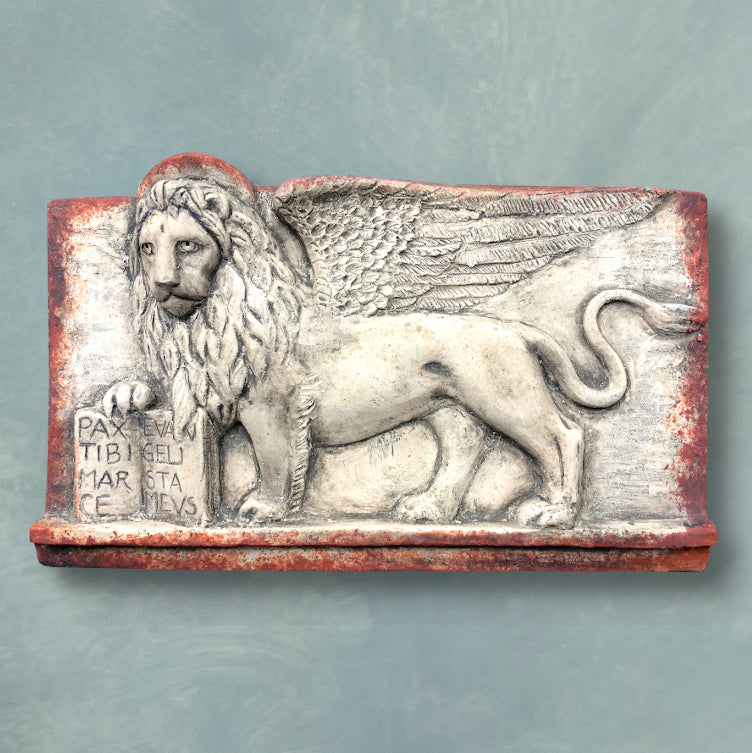 Leone di San Marco Andante Grande, con Libro. Scultura in Terracotta