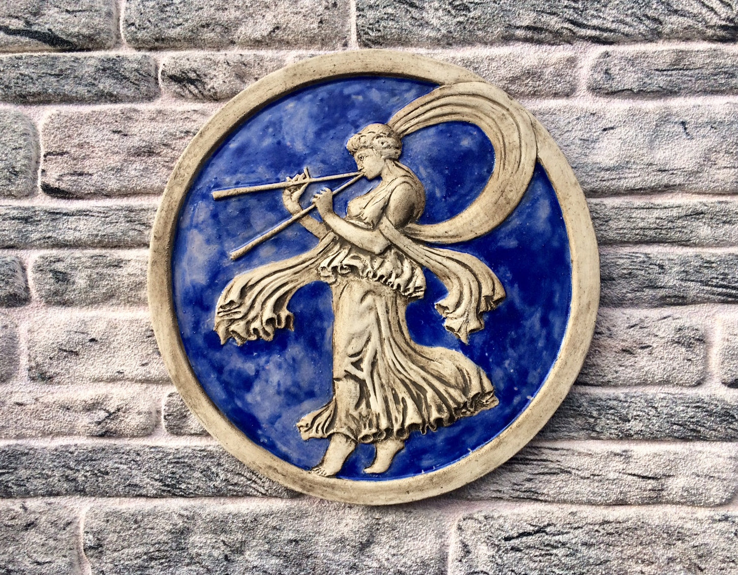 Menade con il flauto doppio, scultura in ceramica dipinta in blu