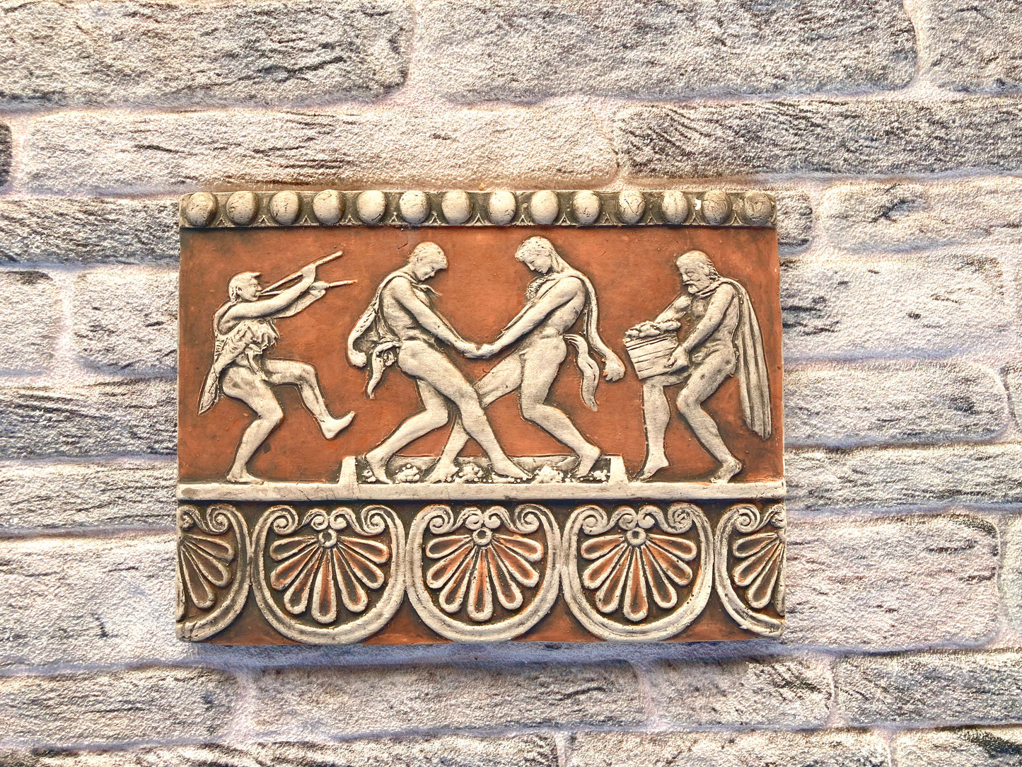 Scena di Pigiatura dell'Uva, bassorilievo in terracotta, dipinto in rosso