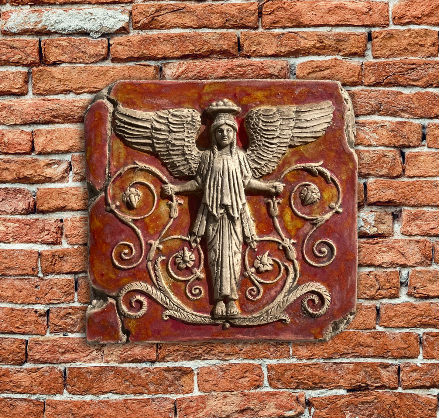 Vittoria, bassorilievo in ceramica dipinta
