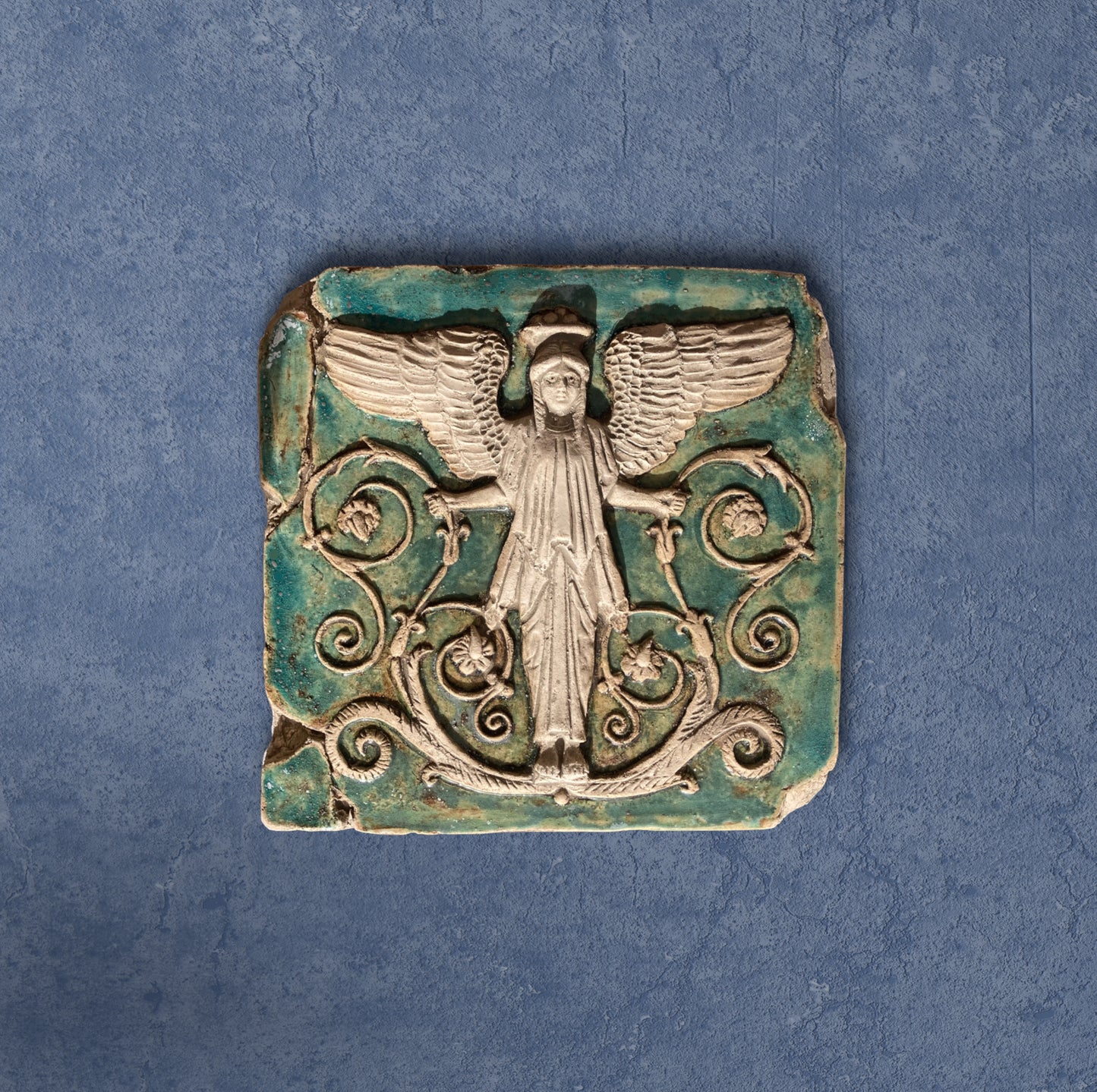 Vittoria, bassorilievo in ceramica dipinta di verde