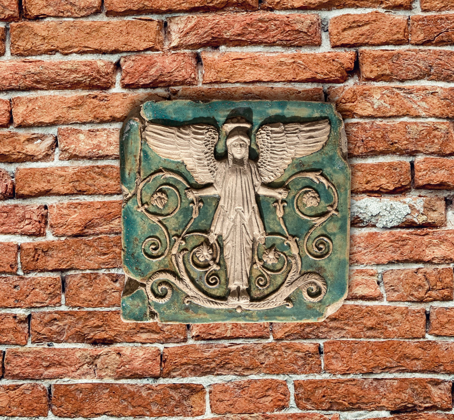 Vittoria, bassorilievo in ceramica dipinta di verde