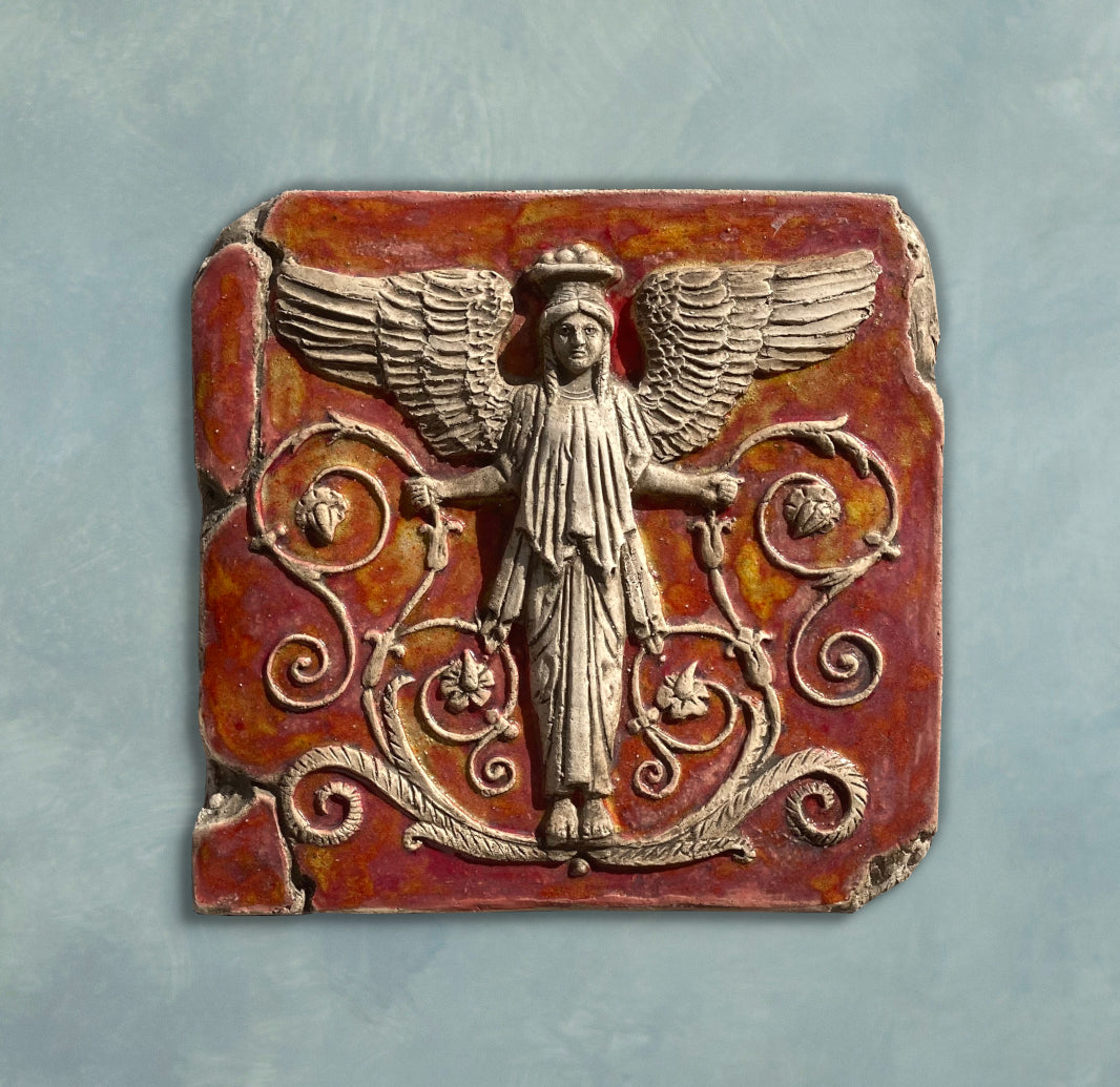 Vittoria, bassorilievo in ceramica dipinta